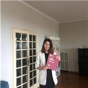 Laureata in filosofia, impartisce lezioni di filosofia, letteratura, grammatica, storia